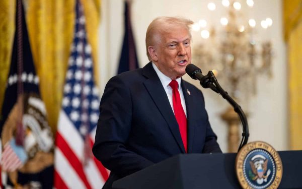 Președintele Statelor Unite, Donald Trump, a făcut o declarație surprinzătoare luni, afirmând că războiul din Iran va lua sfârșit „în curând”, ceea ce a provocat o scădere rapidă a prețului petrolului pe piețele internaționale