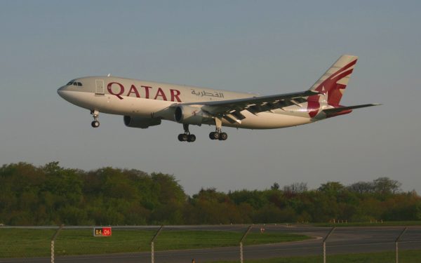 Qatar Airways intervenție de urgență pentru pasagerii blocați în Orientul Mijlociu Situație explozivă în aviație: compania Qatar Airways anunță operarea unor zboruri de urgență pentru pasagerii blocați în anumite regiuni