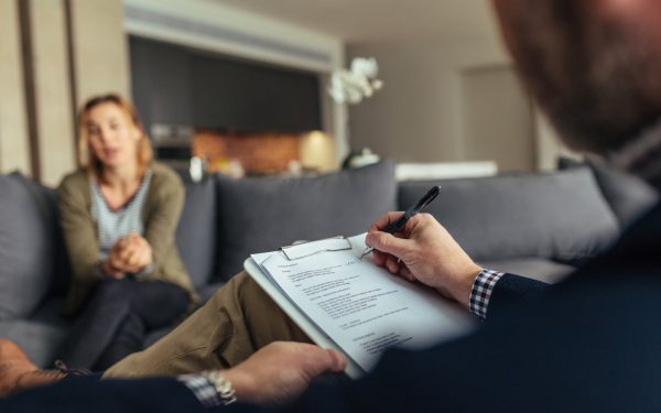 Depresia, o problemă tot mai frecventă în societatea modernă Creșterea numărului de cazuri de depresie și stări anxioase devine, tot mai mult, o preocupare serioasă pentru specialiștii din domeniul sănătății mentale