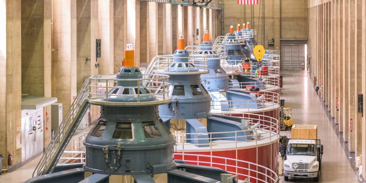 Competiția mondială pentru dominarea sectorului inteligenței artificiale (IA) intră pe o nouă frontieră de incertitudine, odată cu avertismentul că infrastructura energetică a Statelor Unite ar putea fi pusă sub presiune extremă de gigantii tehnologici afiliați acestei curse