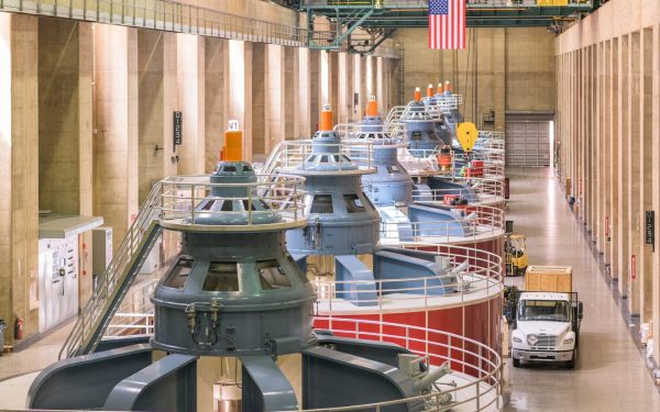 Competiția mondială pentru dominarea sectorului inteligenței artificiale (IA) intră pe o nouă frontieră de incertitudine, odată cu avertismentul că infrastructura energetică a Statelor Unite ar putea fi pusă sub presiune extremă de gigantii tehnologici afiliați acestei curse