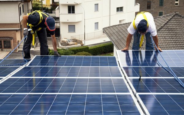 Prosumatorii din România investesc tot mai mult în stocare, dar legislația se va schimba drastic România înregistrează o creștere semnificativă a numărului de prosumatori, cei care produc și consumă energie electrică în propriile locuințe, iar tendința de instalare a capacităților de stocare a energiei devine tot mai accentuată