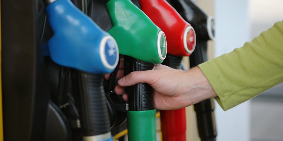 Prețul motorinei continuă să crească, iar vineri a fost înregistrată o nouă majorare de 9 bani pe litru, accentuând tendința ascendentă a carburanților din ultimele săptămâni