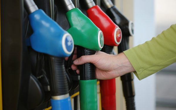 Prețul motorinei continuă să crească, iar vineri a fost înregistrată o nouă majorare de 9 bani pe litru, accentuând tendința ascendentă a carburanților din ultimele săptămâni