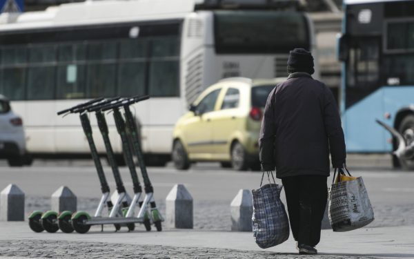 Controversele din coaliție: PSD cere fonduri suplimentare, miniștrii diverg argumentele Conflictele dintre partidele din coaliția de guvernare au escaladat în ultimele zile, pe măsură ce sursa unui nou conflict s-a arătat a fi pachetul de solidaritate solicitat de PSD