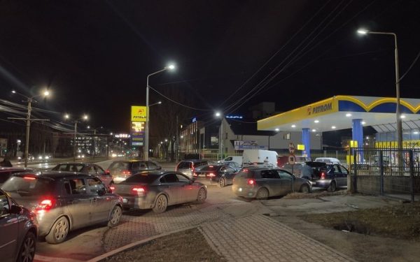 Benzinăriile se aglomerează din cauza scumpirilor: consumatorii încearcă să-și facă stocuri Creșterea prețurilor carburanților a adus o agitație fără precedent în stațiile de distribuție din întreaga țară, iar ladership-ul industriei petroliere și autoritățile de profil avertizează asupra unor efecte grave ale acestei tendințe