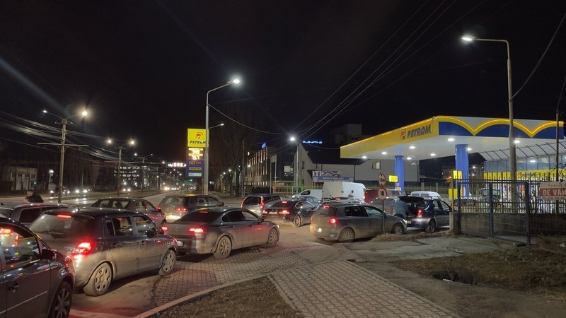 Benzinăriile se aglomerează din cauza scumpirilor: consumatorii încearcă să-și facă stocuri Creșterea prețurilor carburanților a adus o agitație fără precedent în stațiile de distribuție din întreaga țară, iar ladership-ul industriei petroliere și autoritățile de profil avertizează asupra unor efecte grave ale acestei tendințe