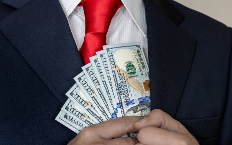 Tensiunile din Orientul Mijlociu pun pe jar piețele financiare globale, alimentând îngrijorările legate de un război prelungit care riscă să mențină prețul petrolului în apropierea valorii de 100 de dolari pe baril