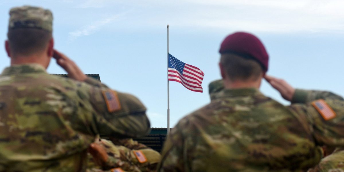 întoarcerea acasă a celui de-al șaptelea soldat american ucis în conflictul cu Iranul O ceremonie solemnă a avut loc luni pe pista bazei aeriene Dover, din estul Statelor Unite, marcând readucerea în țară a rămășițelor celui de-al șaptelea soldat american pierdut în conflictul recent cu Iranul