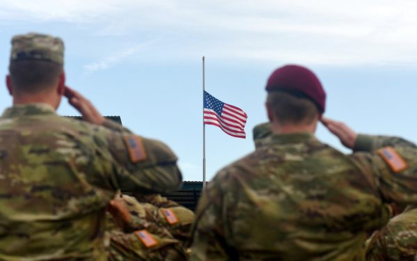întoarcerea acasă a celui de-al șaptelea soldat american ucis în conflictul cu Iranul O ceremonie solemnă a avut loc luni pe pista bazei aeriene Dover, din estul Statelor Unite, marcând readucerea în țară a rămășițelor celui de-al șaptelea soldat american pierdut în conflictul recent cu Iranul
