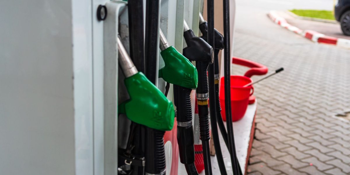 Creșterile accelerate ale prețurilor carburanților continuă să afecteze buzunarele șoferilor din România, un context economic deja tensionat de inflație și fluctuații ale cotațiilor internaționale ale țițeiului
