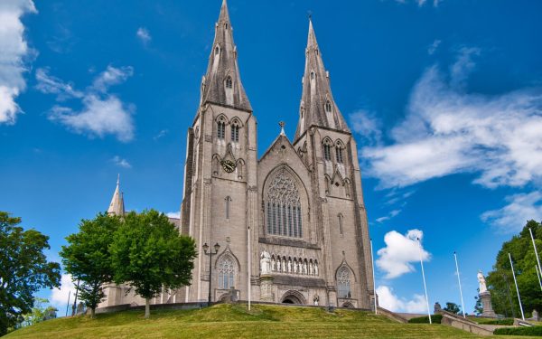 Ziua Sfântului Patrick, celebra sărbătoare a irlandezilor recunoscută în întreaga lume, a devenit de-a lungul timpului un eveniment global, cu tradiții și manifestări variate de pe toate continentele