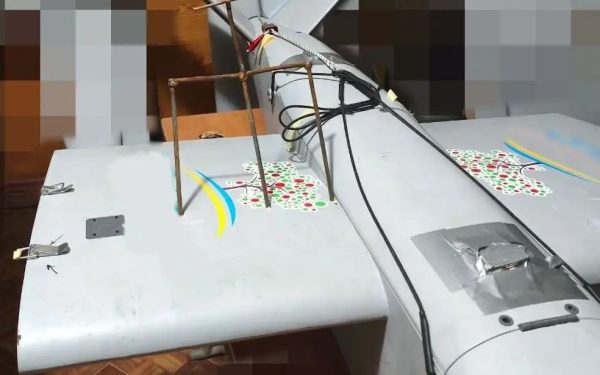 O dronă ucraineană de tip Backfire se întoarce dintr-o misiune de atac cu o descoperire surprinzătoare: un trident rudimentar, confecționat din cuie și tije de oțel, fixat în fuselaj