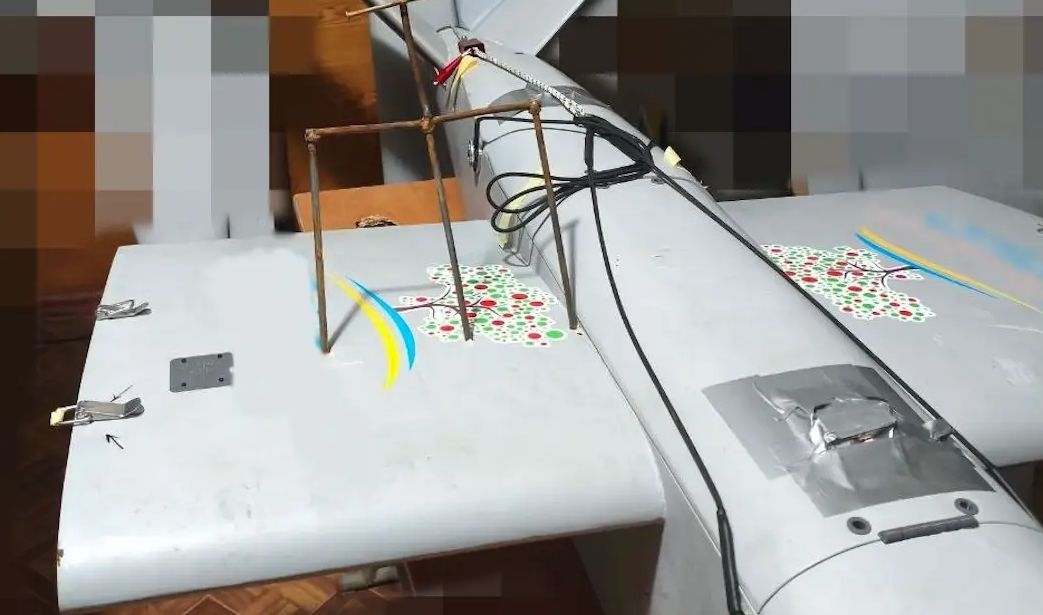 O dronă ucraineană de tip Backfire se întoarce dintr-o misiune de atac cu o descoperire surprinzătoare: un trident rudimentar, confecționat din cuie și tije de oțel, fixat în fuselaj