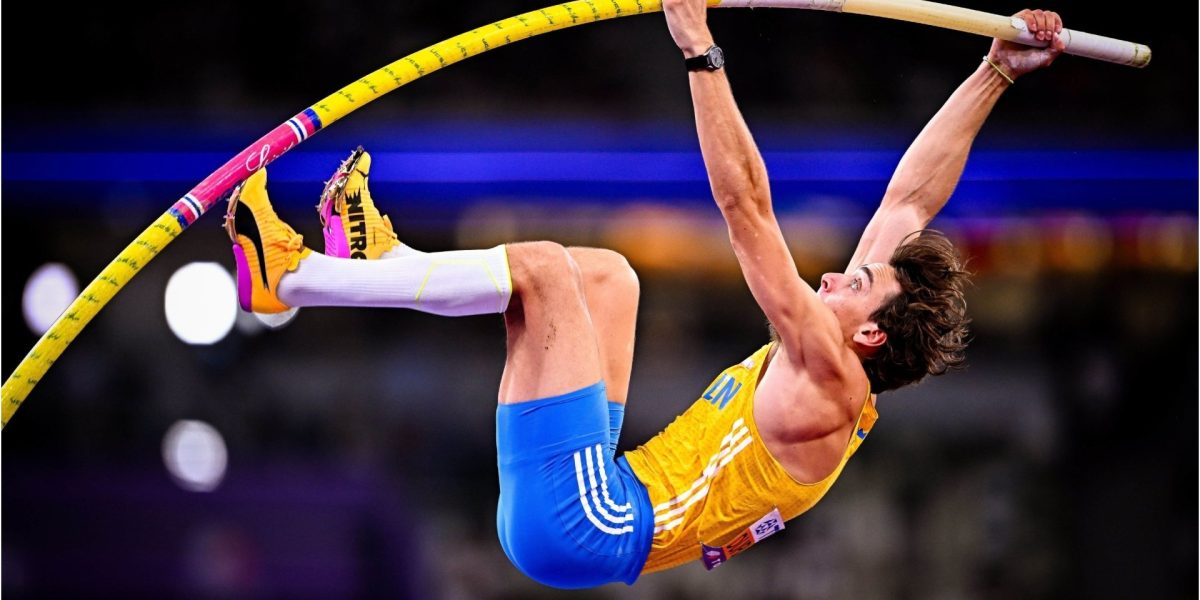 Armand Duplantis, sau “Mondo”, cum îi spun admiratorii, a reușit din nou să surprindă lumea atletismului, stabilind un nou record mondial la săritura cu prăjina