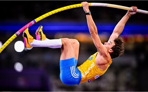 Armand Duplantis, sau “Mondo”, cum îi spun admiratorii, a reușit din nou să surprindă lumea atletismului, stabilind un nou record mondial la săritura cu prăjina