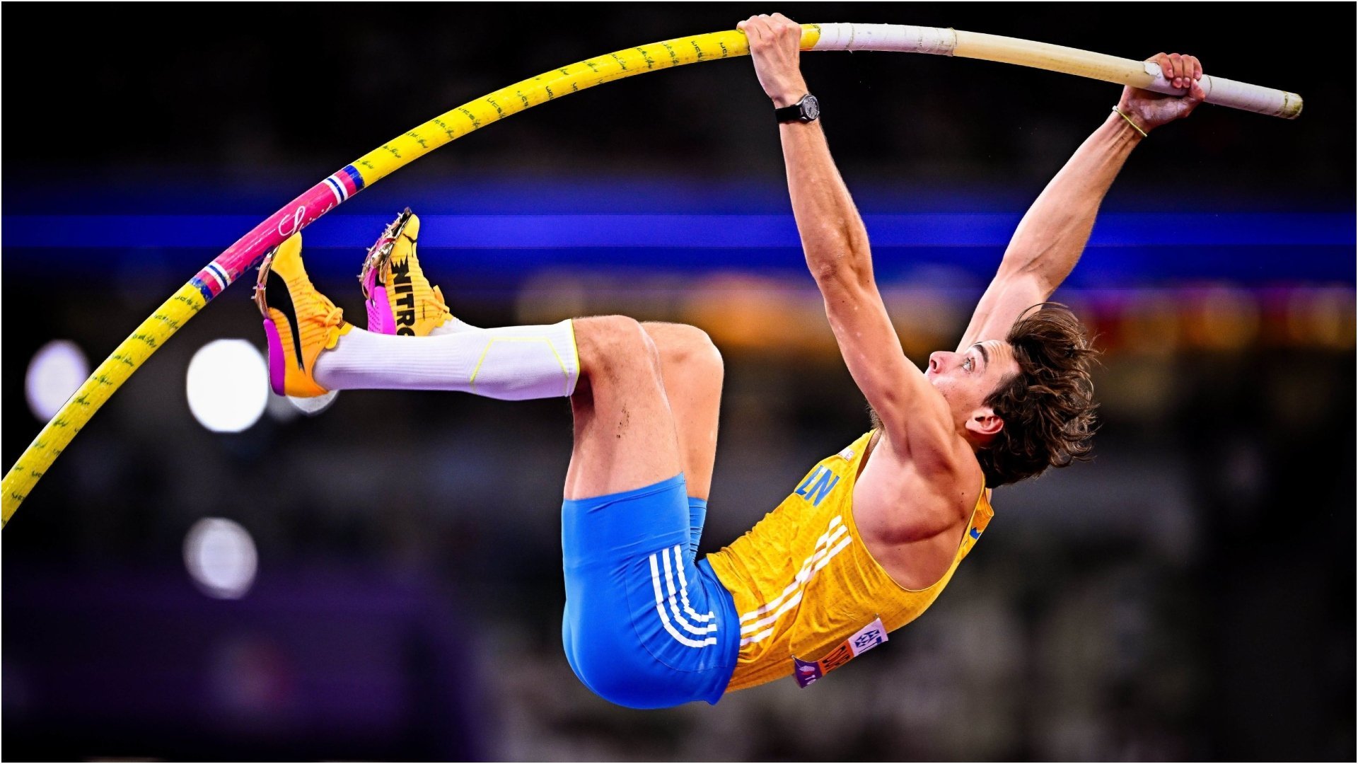 Armand Duplantis, sau “Mondo”, cum îi spun admiratorii, a reușit din nou să surprindă lumea atletismului, stabilind un nou record mondial la săritura cu prăjina