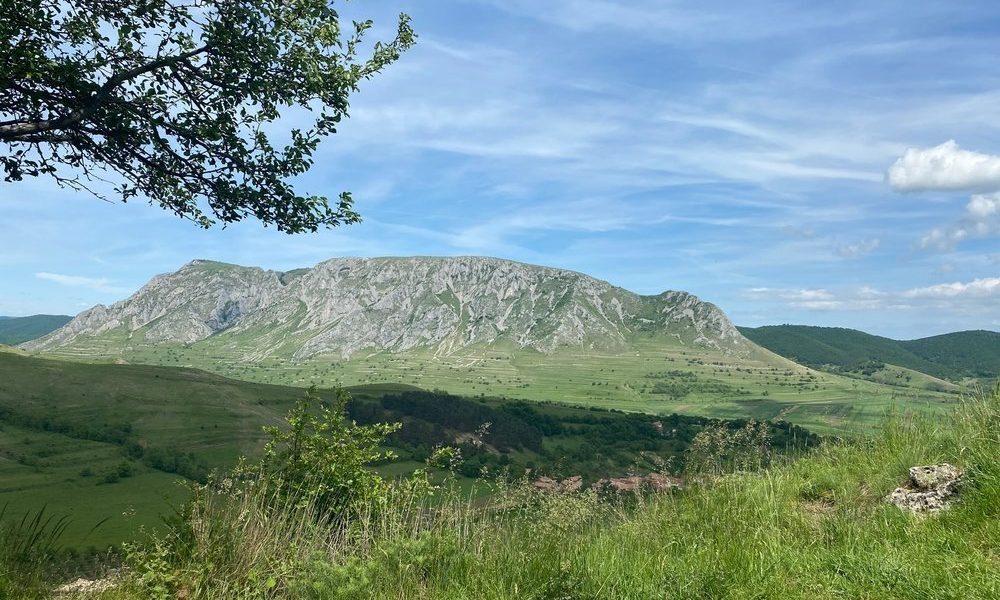 Cluj-Napoca devine un punct de plecare ideal pentru iubitorii de natură și aventură, combinând agitația urbană cu accesul rapid la peisaje montane spectaculoase