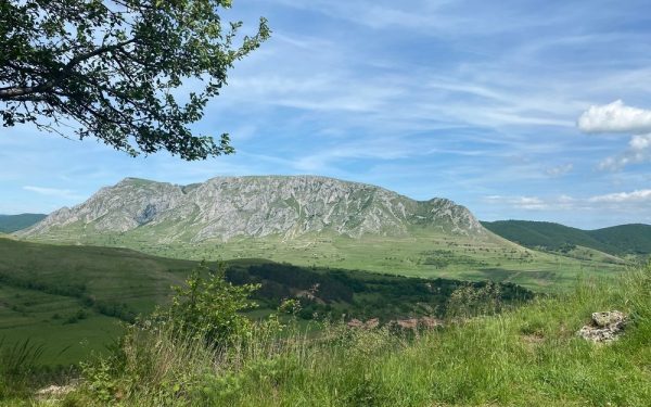 Cluj-Napoca devine un punct de plecare ideal pentru iubitorii de natură și aventură, combinând agitația urbană cu accesul rapid la peisaje montane spectaculoase