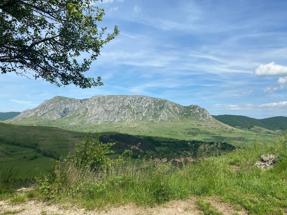 Cluj-Napoca devine un punct de plecare ideal pentru iubitorii de natură și aventură, combinând agitația urbană cu accesul rapid la peisaje montane spectaculoase