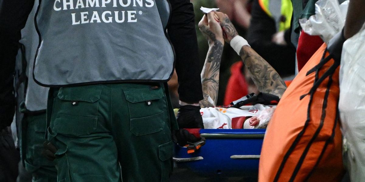 Noa Lang, atacantul vedetă al lui Galatasaray, s-a ales cu o accidentare gravă în timpul meciului de pe terenul lui Liverpool, din optimile ligii campionilor, după o intrare periculoasă ce a avut loc în minutul 77 al partidei