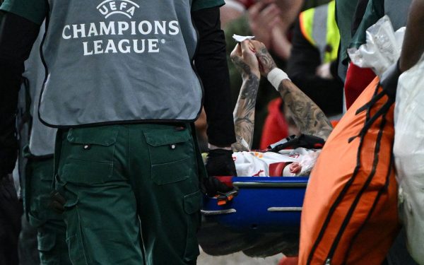 Noa Lang, atacantul vedetă al lui Galatasaray, s-a ales cu o accidentare gravă în timpul meciului de pe terenul lui Liverpool, din optimile ligii campionilor, după o intrare periculoasă ce a avut loc în minutul 77 al partidei