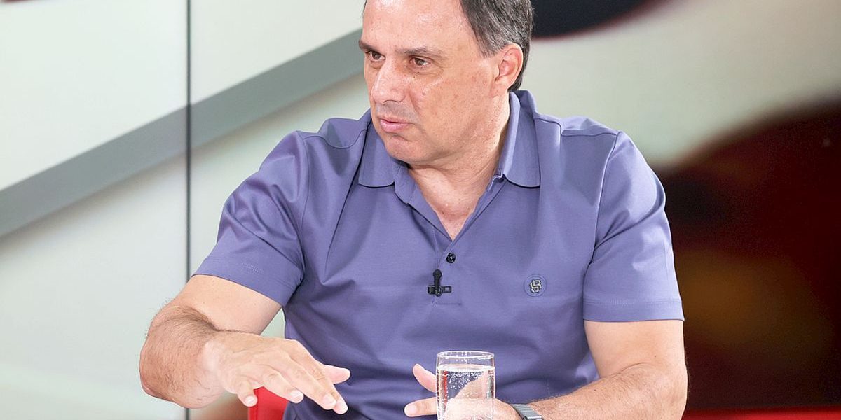 Basarab Panduru, fostul mare internațional și membru al „Generației de Aur”, a ales să fie în teren ca și cel mai experimentat și influent jucător pentru meciul crucial dintre România și Turcia, din barajul pentru calificarea la Campionatul Mondial de peste hotare