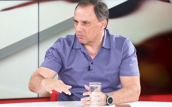 Basarab Panduru, fostul mare internațional și membru al „Generației de Aur”, a ales să fie în teren ca și cel mai experimentat și influent jucător pentru meciul crucial dintre România și Turcia, din barajul pentru calificarea la Campionatul Mondial de peste hotare
