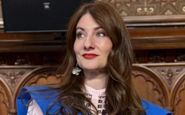 România a celebrat un succes excepțional în medicina internațională: Elena Bianca Ciobanu Selaru, o medică de 41 de ani originară din România, a obținut primul loc la unul dintre cele mai importante examene din Spania, examenul MIR 2026, testul național care decide accesul medicilor la stagii de rezidențiat