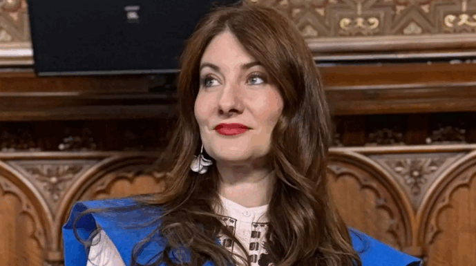 România a celebrat un succes excepțional în medicina internațională: Elena Bianca Ciobanu Selaru, o medică de 41 de ani originară din România, a obținut primul loc la unul dintre cele mai importante examene din Spania, examenul MIR 2026, testul național care decide accesul medicilor la stagii de rezidențiat