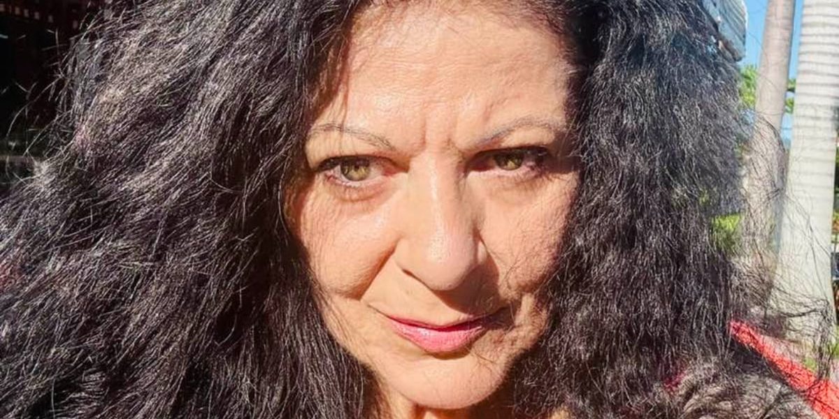 Elena Cârstea, cunoscută artistă română stabilită de ani buni în America, a făcut recent un pas important în relocare, întorcându-se în țara natală după o absență îndelungată