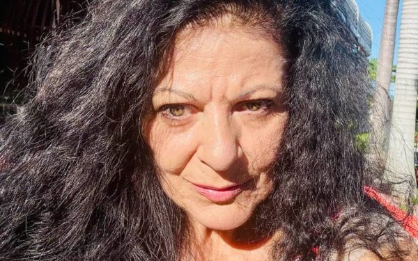 Elena Cârstea, cunoscută artistă română stabilită de ani buni în America, a făcut recent un pas important în relocare, întorcându-se în țara natală după o absență îndelungată