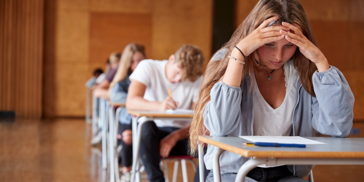 Simulările pentru Evaluarea Națională încep cu surprize și contestații în aproape toată țara Pe fondul tensiunilor crescânde din sistemul educațional, simulările pentru Evaluarea Națională a elevilor de clasa a VIII-a vor avea loc, în mod oficial, începând de luni