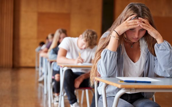 Simulările pentru Evaluarea Națională încep cu surprize și contestații în aproape toată țara Pe fondul tensiunilor crescânde din sistemul educațional, simulările pentru Evaluarea Națională a elevilor de clasa a VIII-a vor avea loc, în mod oficial, începând de luni