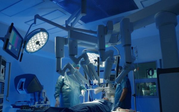 România face un pas important spre modernizarea chirurgiei medicale, odată cu anunțul Ministerului Sănătății despre alocarea de fonduri speciale pentru achiziția și utilizarea roboților chirurgici în spitalele publice, după ani de stagnare în domeniu