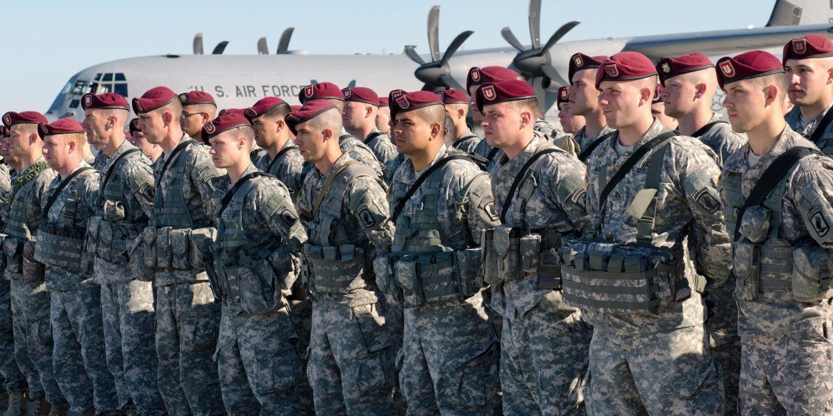 Administrația președintelui american Donald Trump ia în considerare trimiterea de mii de militari în Orientul Mijlociu pentru a sprijini operațiuni terestre împotriva Iranului, au declarat pentru Reuters surse apropiate deciziei