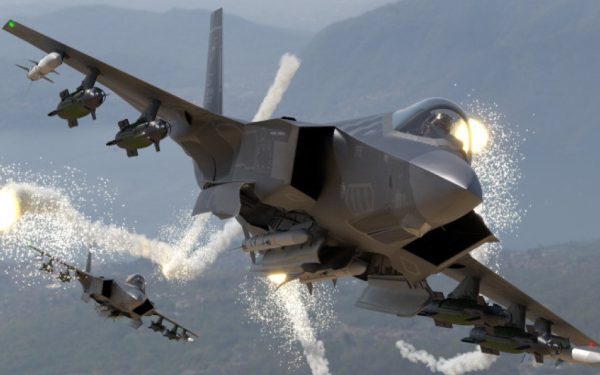 Un avion de vânătoare american F-35 a fost obligat să efectueze o aterizare de urgență pe o bază din Orientul Mijlociu, după ce a fost lovit de un presupus tir iranian, în timp ce zbura într-o misiune deasupra Iranului