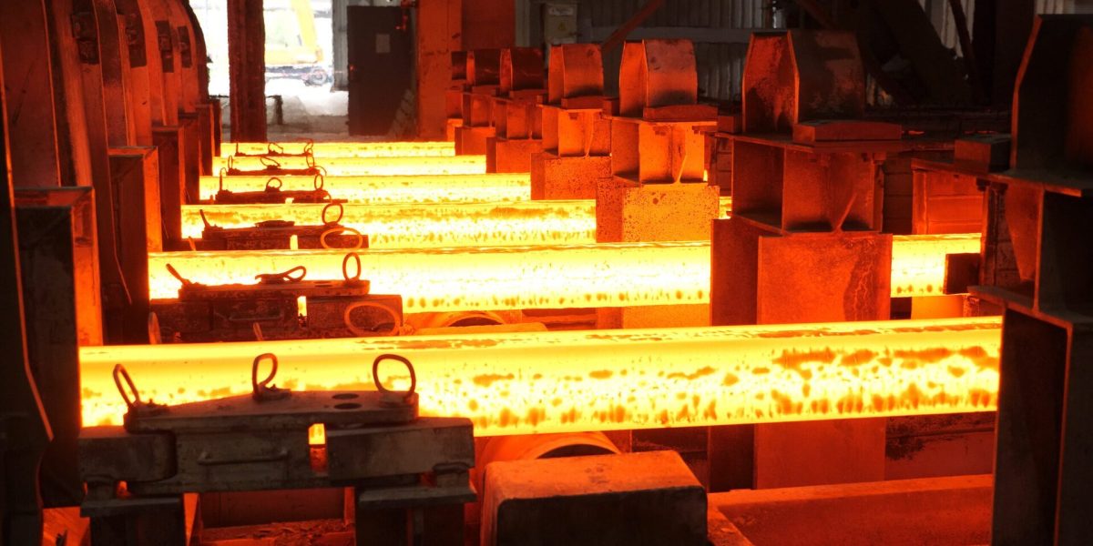 UE renunță la eticheta de „oțel verde” în proiectul Legii pentru Accelerarea Industriei, o mutare care îngrijorează producătorii europeni Uniunea Europeană a operat o schimbare substanțială în ultima clipă de pe masa discuțiilor legislative referitoare la noua lege ce are scopul de a impulsiona industria europeană – renunțarea la introducerea unei etichete clare pentru „oțel verde”