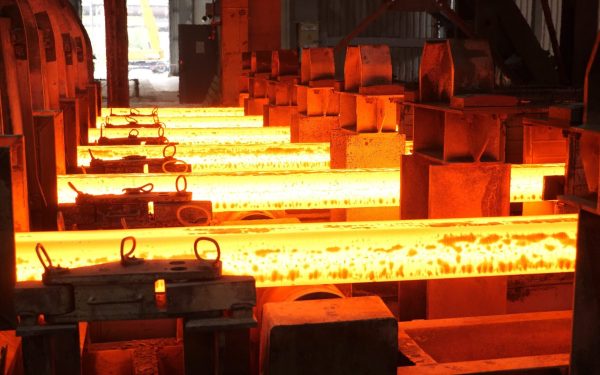 UE renunță la eticheta de „oțel verde” în proiectul Legii pentru Accelerarea Industriei, o mutare care îngrijorează producătorii europeni Uniunea Europeană a operat o schimbare substanțială în ultima clipă de pe masa discuțiilor legislative referitoare la noua lege ce are scopul de a impulsiona industria europeană – renunțarea la introducerea unei etichete clare pentru „oțel verde”
