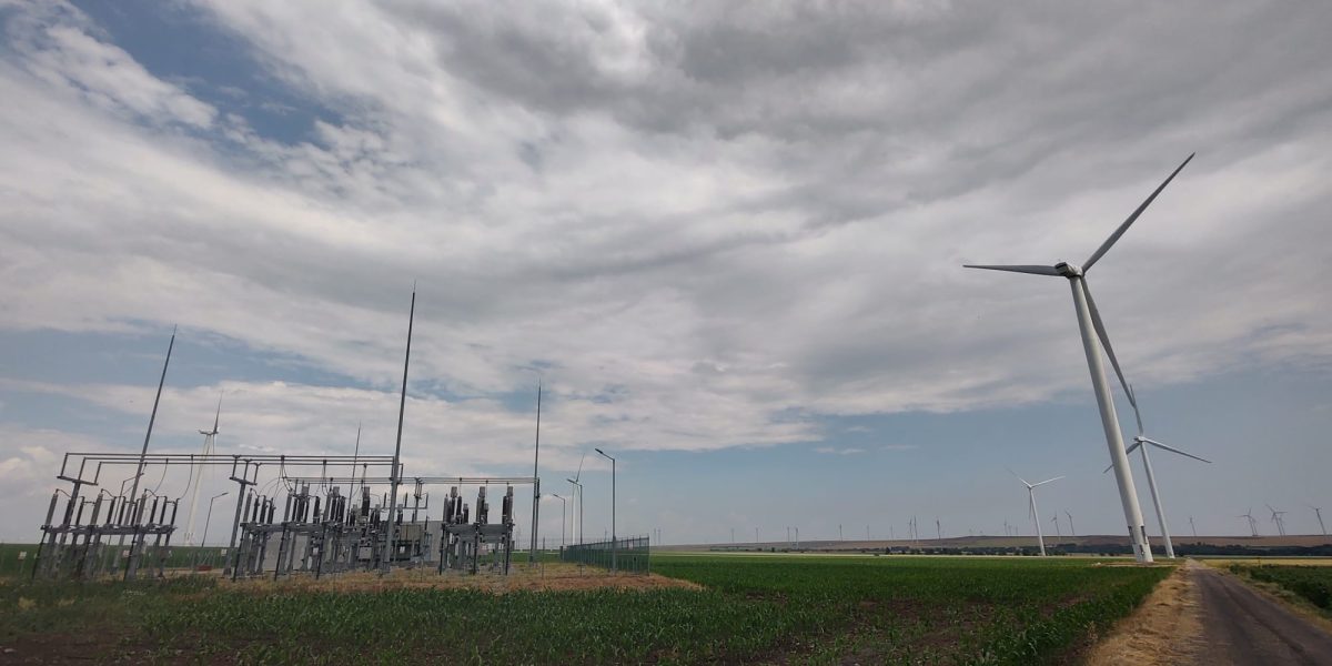 ANRE intenționează majorarea garanției financiare pentru racordări, pentru a debloca blocajele din sistem Autoritatea Națională de Reglementare în Energie (ANRE) vizează modificări semnificative în regimul de garantare financiară pentru proiectele de racordare la rețeaua de energie electrică, încercând astfel să reduce blocajele apărute în cadrul sistemului