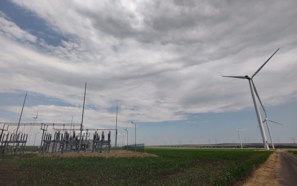 ANRE intenționează majorarea garanției financiare pentru racordări, pentru a debloca blocajele din sistem Autoritatea Națională de Reglementare în Energie (ANRE) vizează modificări semnificative în regimul de garantare financiară pentru proiectele de racordare la rețeaua de energie electrică, încercând astfel să reduce blocajele apărute în cadrul sistemului