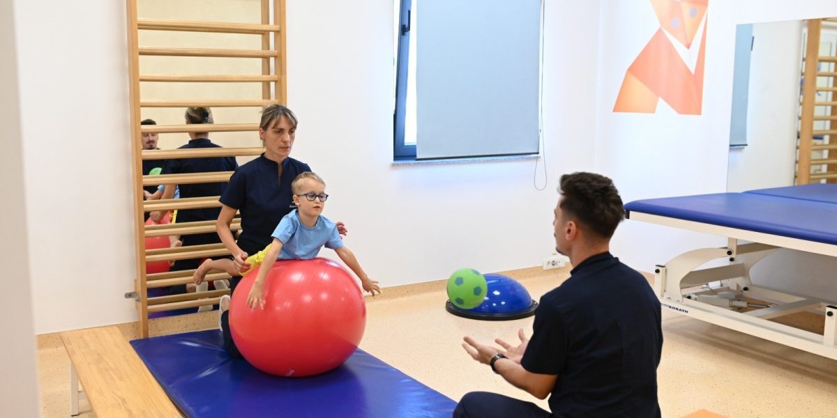 Este esențial ca părinții să acorde o importanță deosebită evaluărilor profilactice ale copilului, nu doar atunci când apar probleme evidente, ci ca o rutină de prevenție