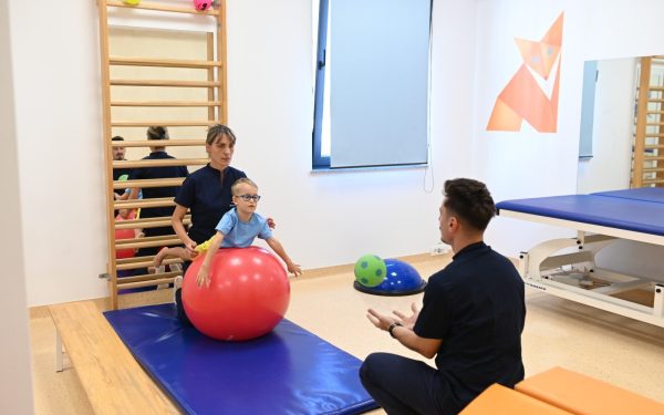 Este esențial ca părinții să acorde o importanță deosebită evaluărilor profilactice ale copilului, nu doar atunci când apar probleme evidente, ci ca o rutină de prevenție