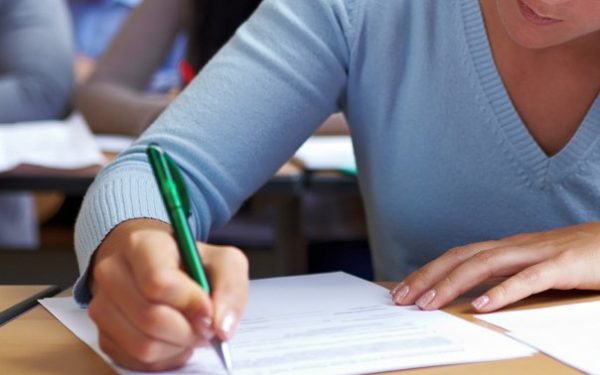 Simularea Evaluării Naționale pentru clasa a VIII-a începe în condiții similare cu cele ale examenului oficial, cuprinzând cele trei probe principale Elevii din majoritatea școlilor din țară încep luni, 16 martie, simularea Evaluării Naționale pentru clasa a VIII-a