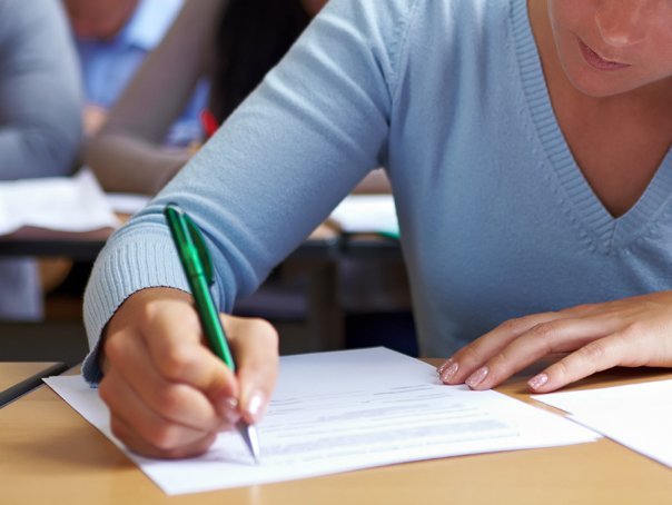 Simularea Evaluării Naționale pentru clasa a VIII-a începe în condiții similare cu cele ale examenului oficial, cuprinzând cele trei probe principale Elevii din majoritatea școlilor din țară încep luni, 16 martie, simularea Evaluării Naționale pentru clasa a VIII-a