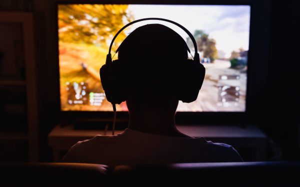 Albert Bandura, unul dintre cei mai influenți psihologi ai secolului XX, a schimbat fundamental modul în care înțelegem procesul de învățare, comportamentul uman și, implicit, încrederea în sine