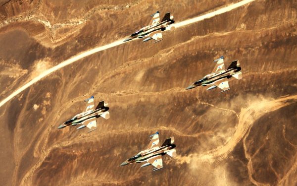 Israelul avansează în conflictul cu Iranul, anunțând a doua fază a operațiunii militare După o primă etapă de succes, în care s-a obținut superioritate aeriană și s-au neutralizat rețelele de rachete balistice ale adversarului, Israelul pregătește o ofensivă de amploare împotriva regimului iranian și a reprezentanților săi în regiune