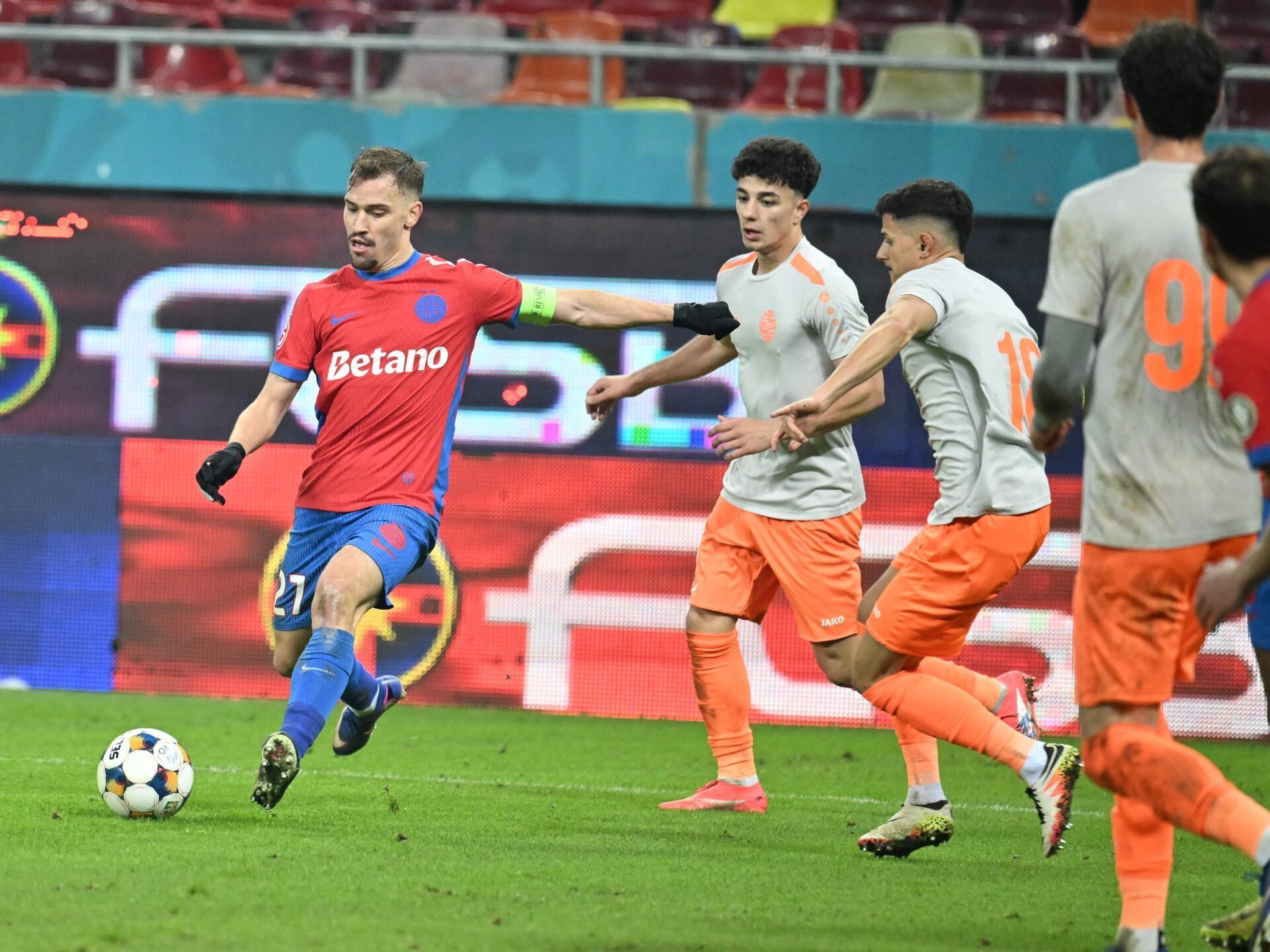 Liga Profesionistă de Fotbal a făcut public programul complet al primelor etape din play-off și play-out ale sezonului de SuperLiga, introducând, astfel, primele confruntări importante din partea superioară și inferioară a clasamentului