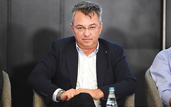 Barilul de petrol, resimțit în buzunarele românilor, s-a scumpit cu 44% de la începutul conflictului din Iran, o creștere care generază valuri de întrebări în rândul consumatorilor și analistilor economici