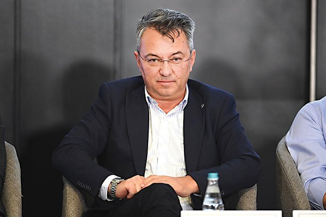 Barilul de petrol, resimțit în buzunarele românilor, s-a scumpit cu 44% de la începutul conflictului din Iran, o creștere care generază valuri de întrebări în rândul consumatorilor și analistilor economici